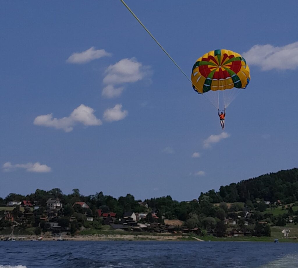 Parasailing – lot spadochronem za motorówką